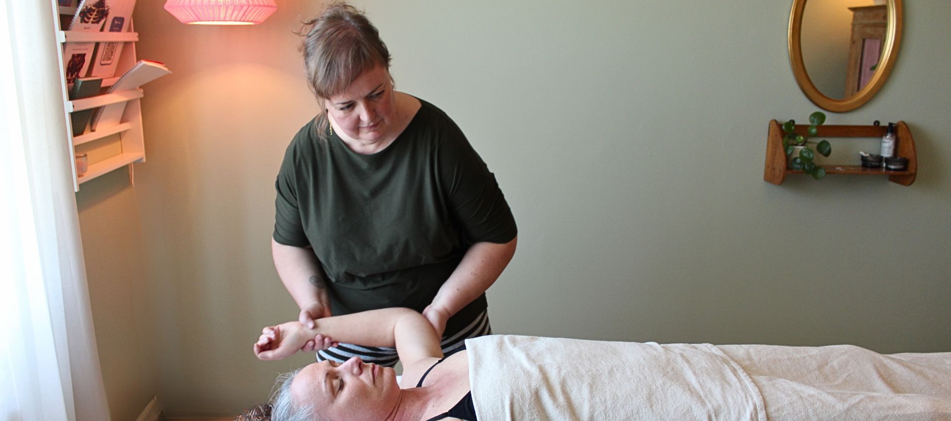 Kropsterapeut Signe Hollensen i gang med behandling