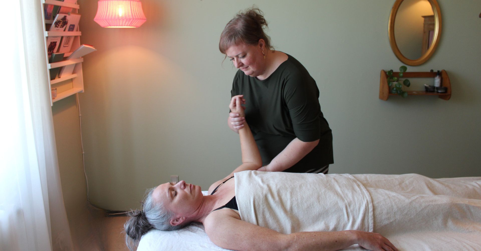 Signe Hollensen i gang med kropsterapi og traumebehandling